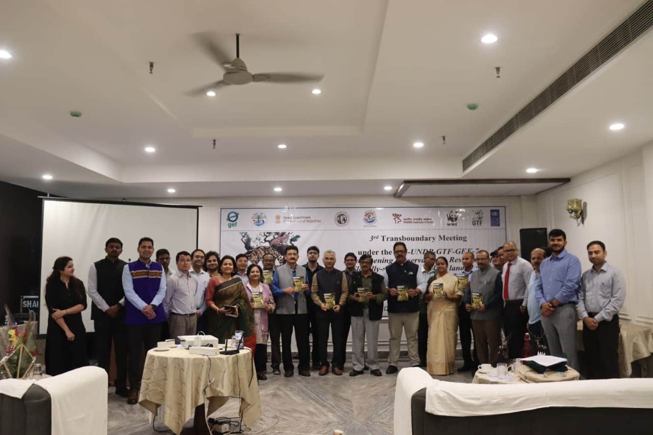 दुधवा में बिल्लियों को लेकर हुई बैठक में मौजूद विशेषज्ञ, डब्ल्यू डब्ल्यू एफ के सदस्य और वनाधिका