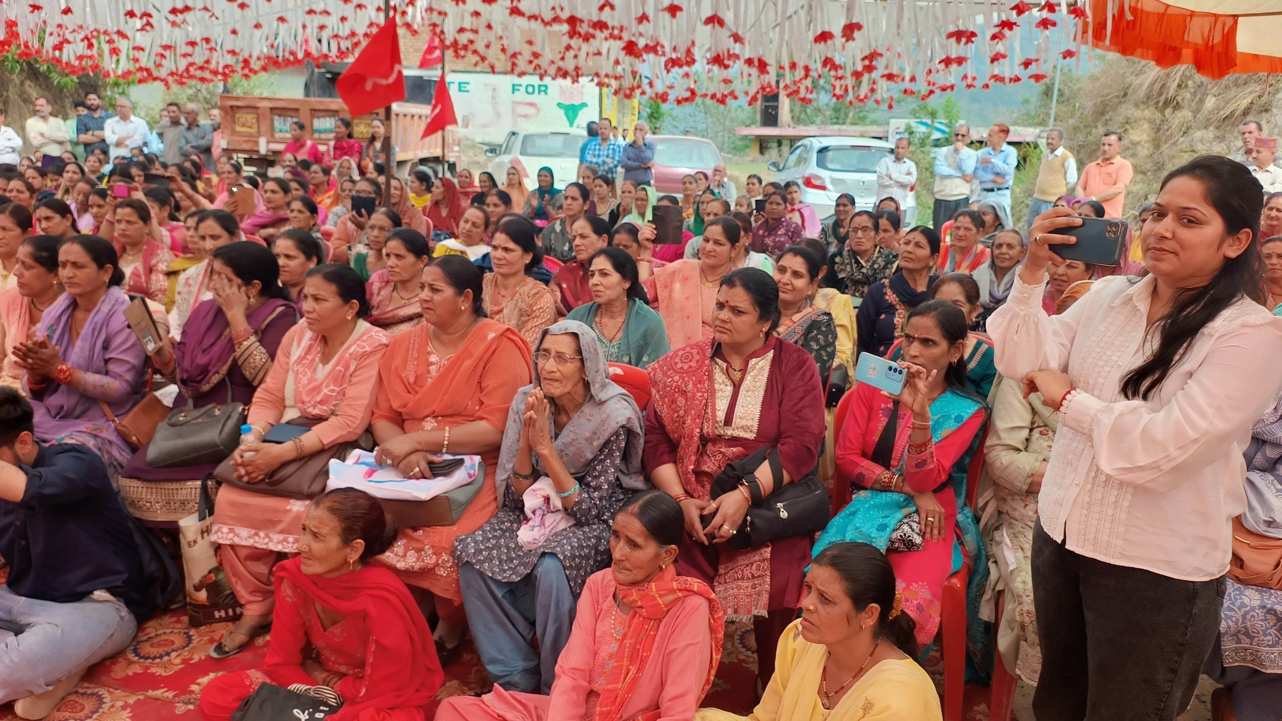 धर्मपुर क्षेत्र के भराड़ी-सजाओपीपलु में आयोजित कार्यक्रम में मौजूद लोग। स्त्रोत- संगठन