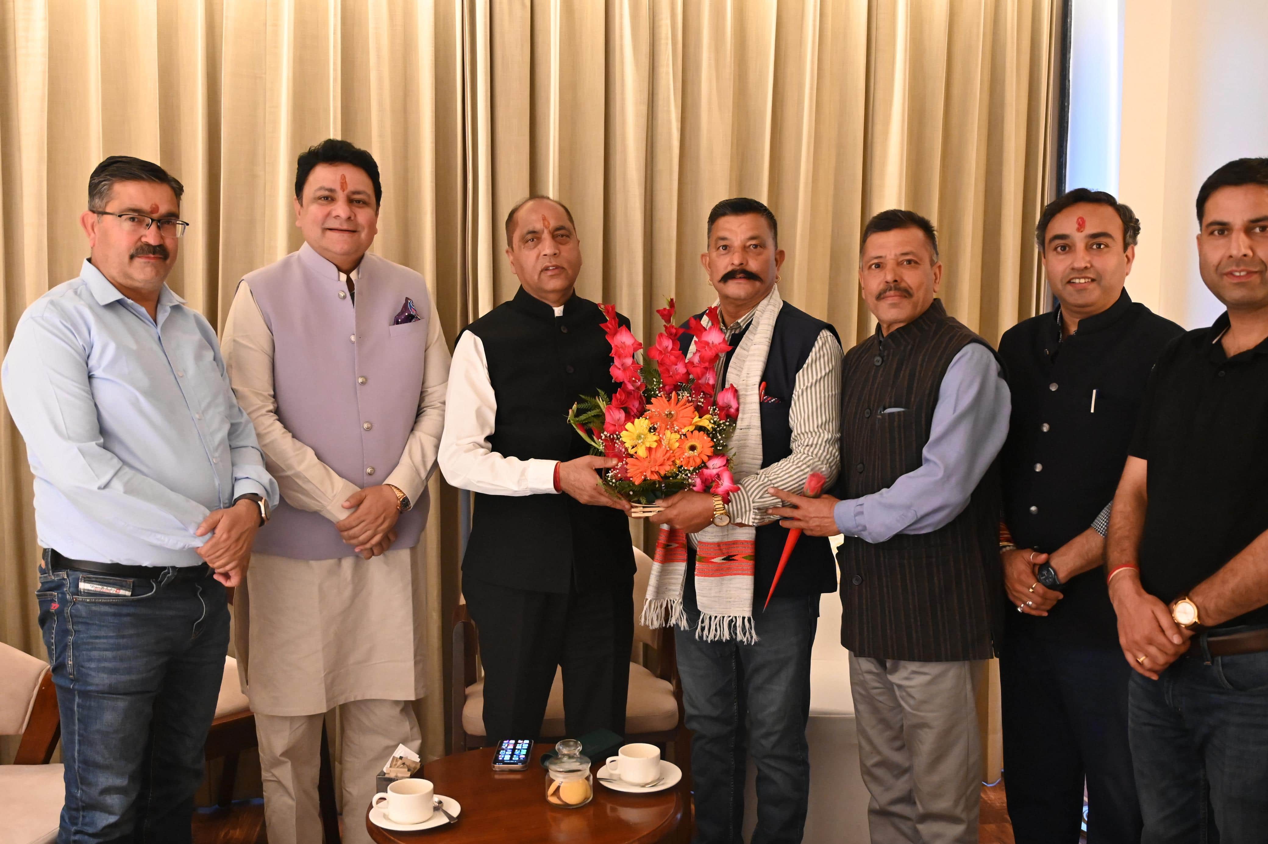 धर्मशाला में नेता प्रतिपक्ष जयराम ठाकुर से मिलतेे पेंशनर वेलफेयर एसोसिएशन के पदाधिकारी। -स्रोत 