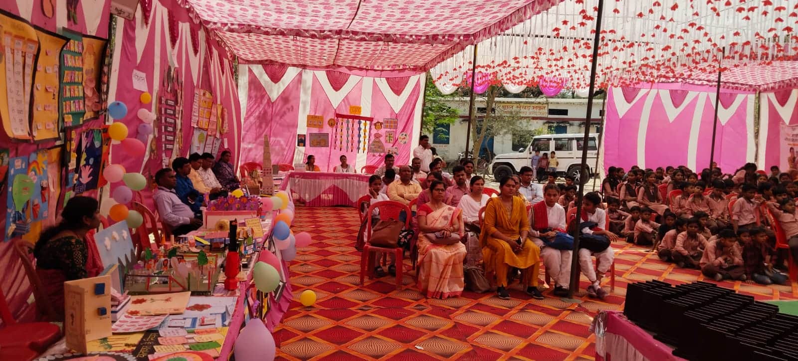 उच्च प्राथमिक विद्यालय अमोई में आयोजित हमारा आंगन हमारे बच्चे कार्यक्रम में उपस्थित अतिथि व अ