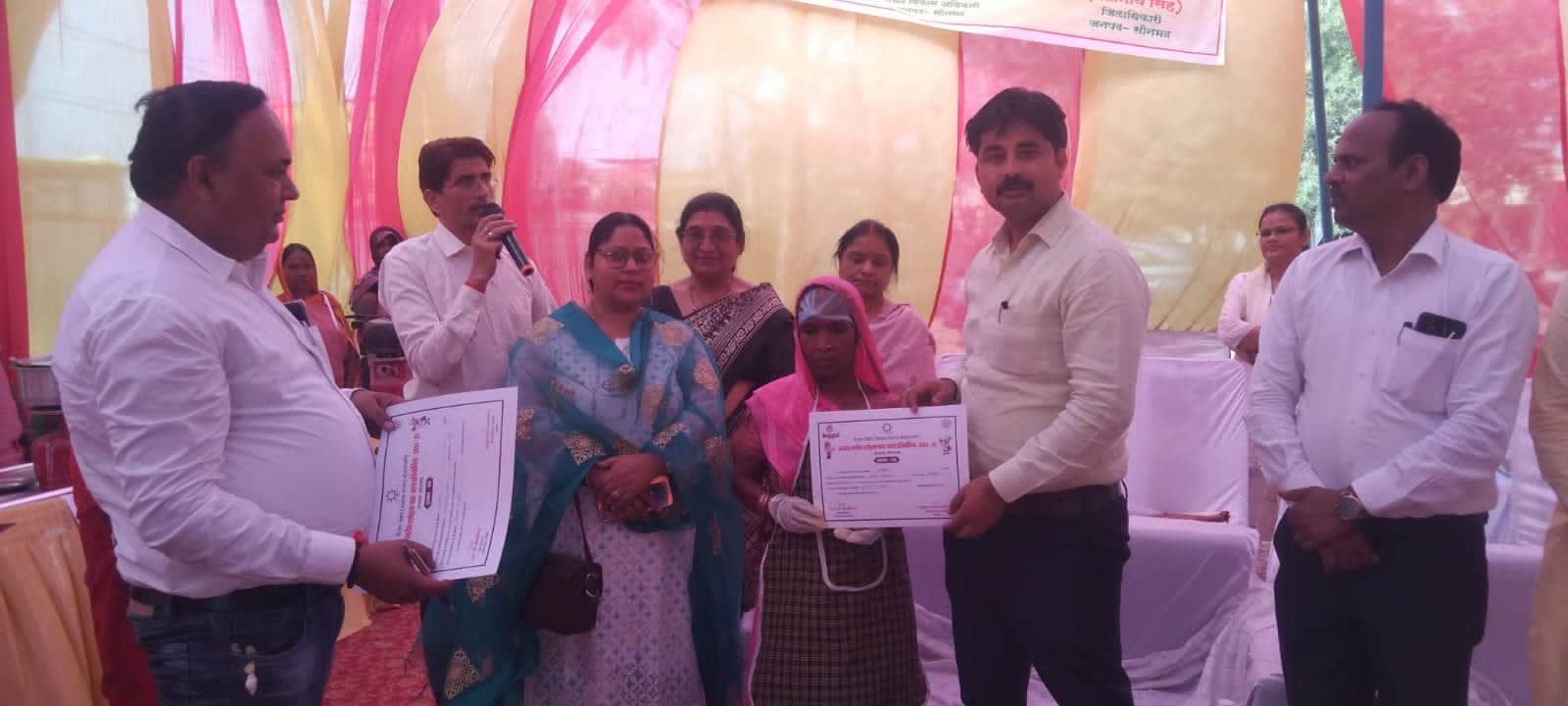 उरमौरा डायट में पाक कला प्रतियोगिता के प्रतिभागियों को प्रमाण पत्र देते बीएसए। स्रोत विभाग