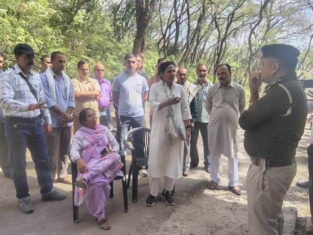 वन विभाग की भूमि पर जबरन श्मशान घाट बनाने के विरोध में पुलिस से शिकायत करते स्पेल के ग्रामीण। स