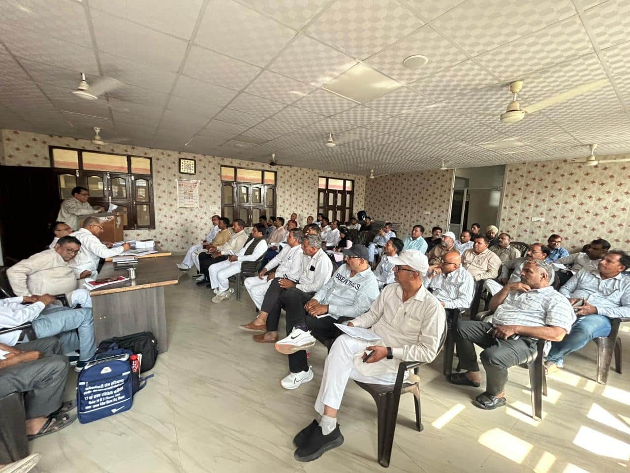 11सुखपुरा चौक स्थित कर्मचारी भवन में राज्य स्तरीय बैठक के दौरान उपस्थित महासचिव कृष्ण नैन, नगर