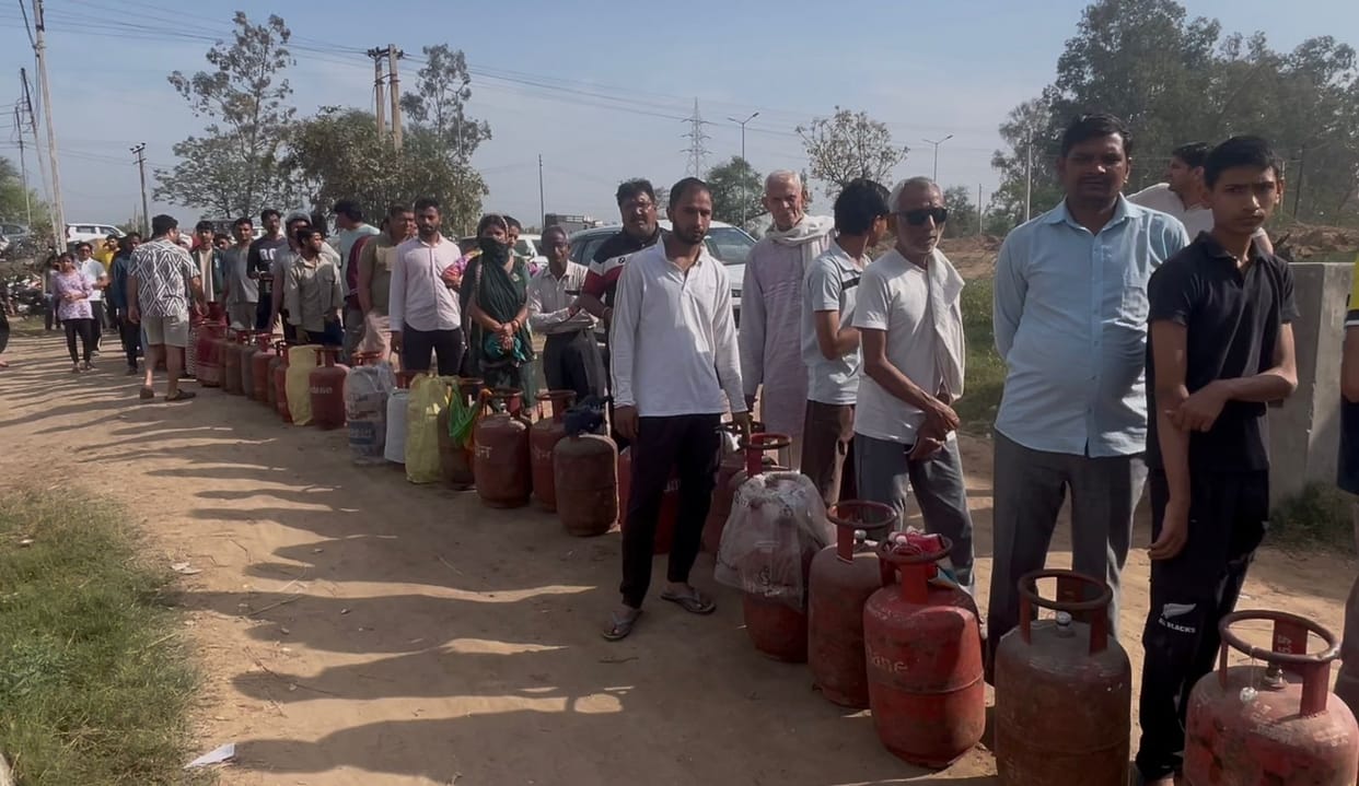 Consumers stood in line for gas cylinders for two and a half hours; scuffles broke out in Sampla.