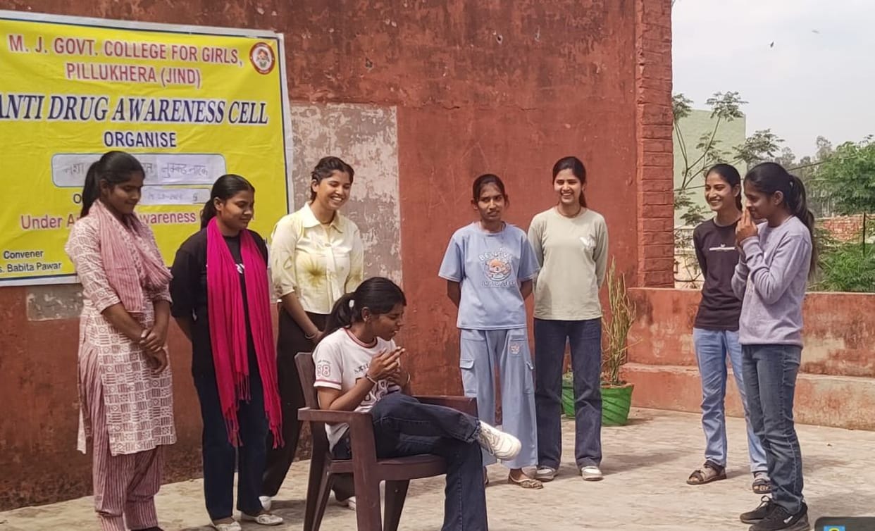 The message of drug de-addiction was given through street play in the college Pillukheda.