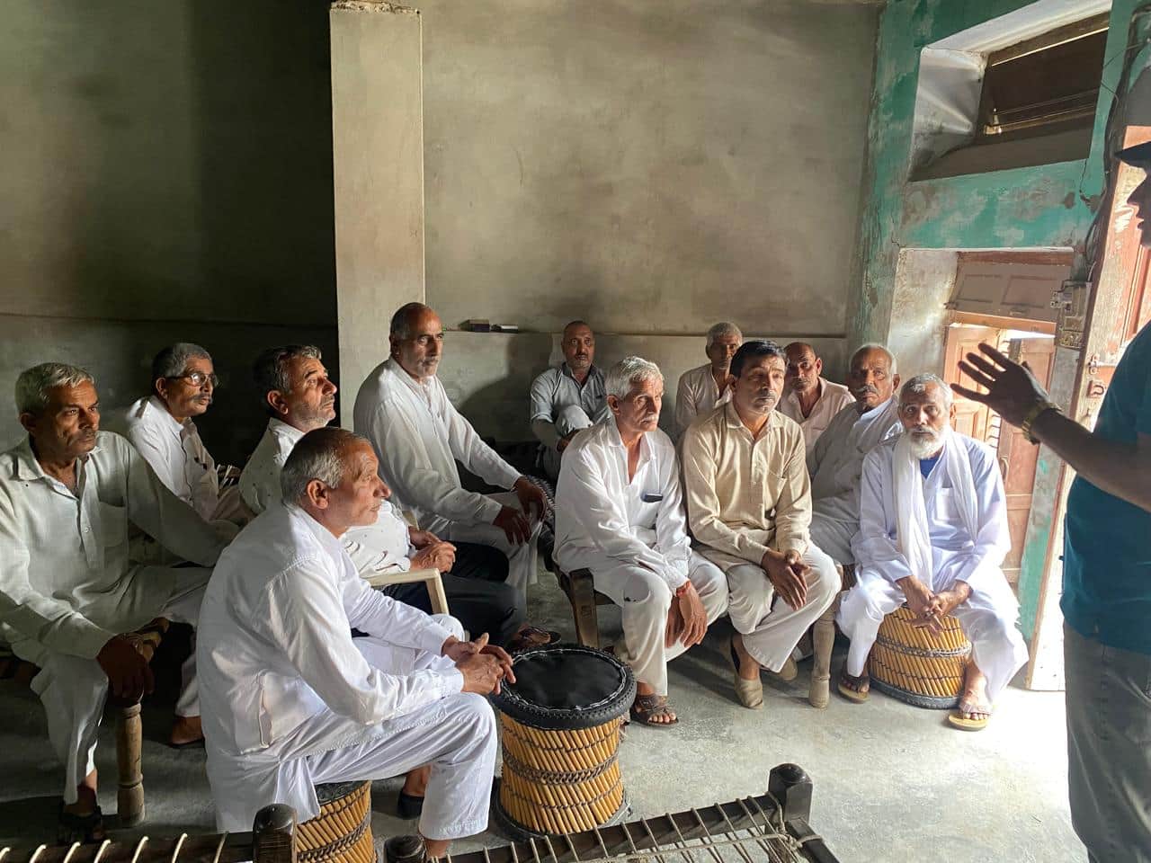 14jjrp02- गोच्छी गांव में लोगों को जागरूक करते पुलिस कर्मचारी। स्रोत-पुलिस