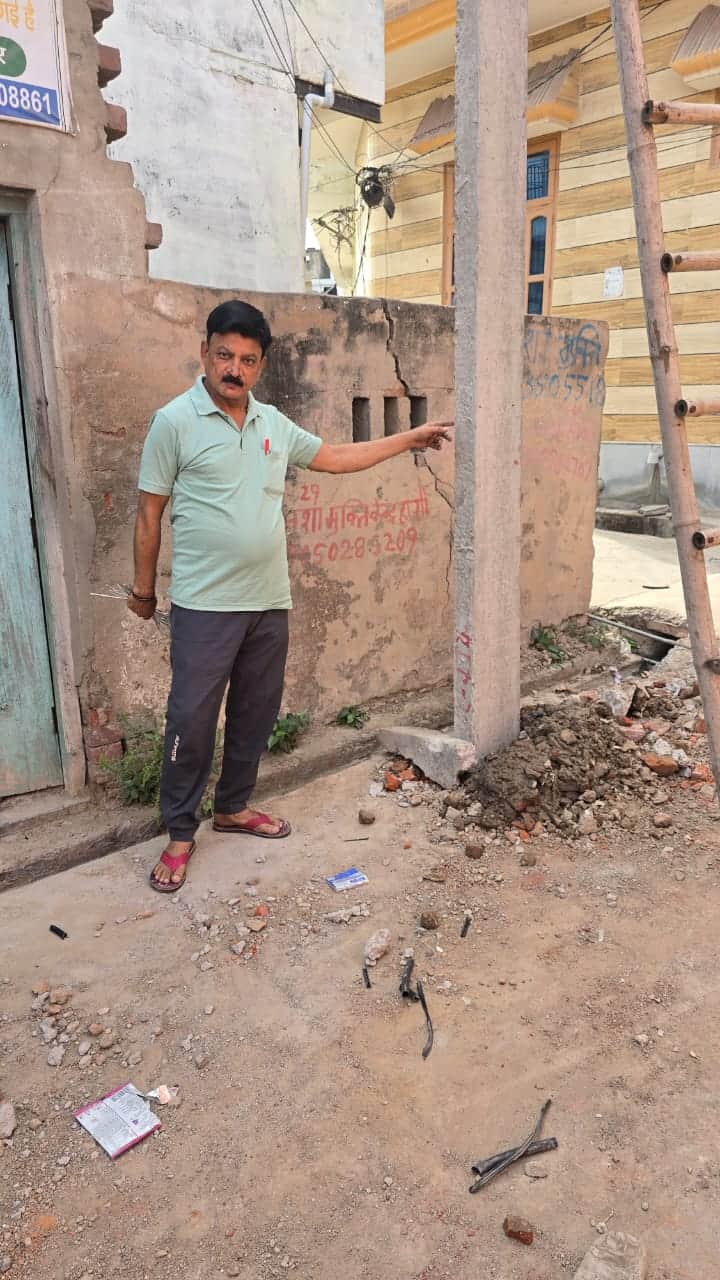 14jjrp05- झज्जर। बिना क्रेशर व सीमेंट से दबाए गए पोल दिखाते मोहल्ला निवासी संजय शर्मा। संवाद