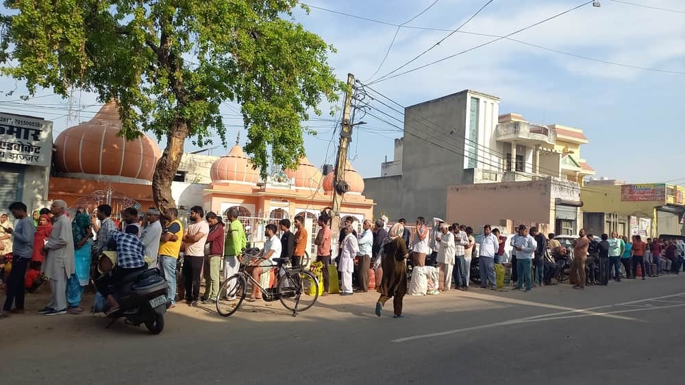 14jjrp10- बेरी गेट स्थित गैस एजेंसी के बाहर लगी लोगों की लाइन। संवाद