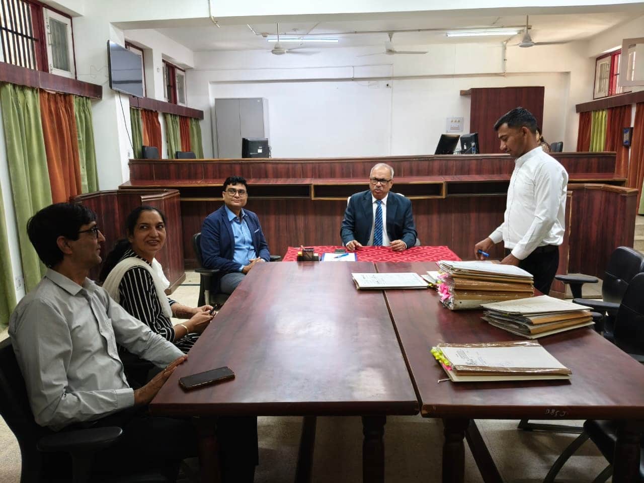 14jjrp18- राष्ट्रीय लोक अदालत के दौरान केसों की सुनवाई करते न्यायाधीश। स्रोत-प्राधिकरण