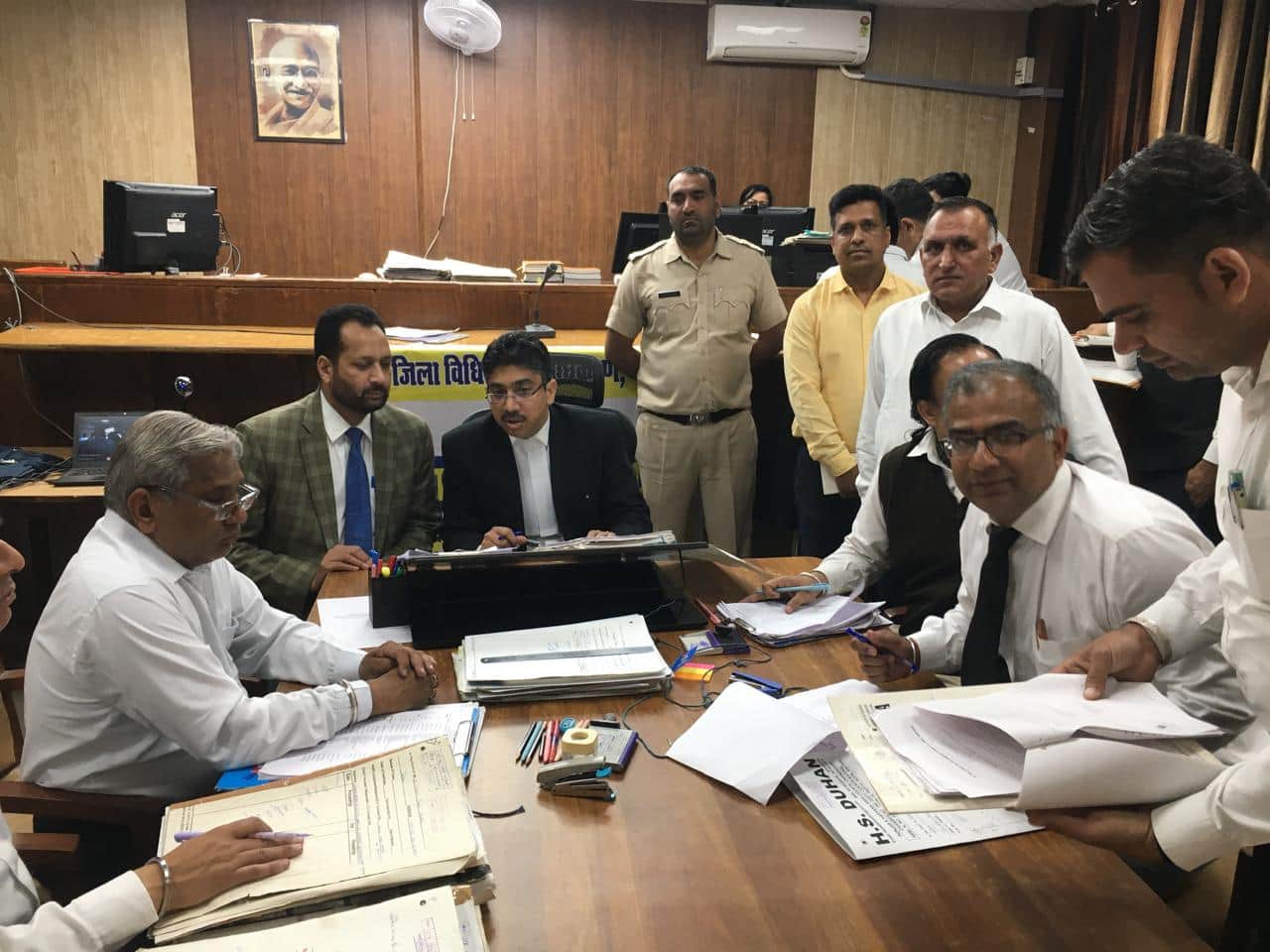 14kht_11  जिला न्यायिक परिसर में लोक अदालत के दौरान मामलों को निपटाते सीजेएम   संवाद 