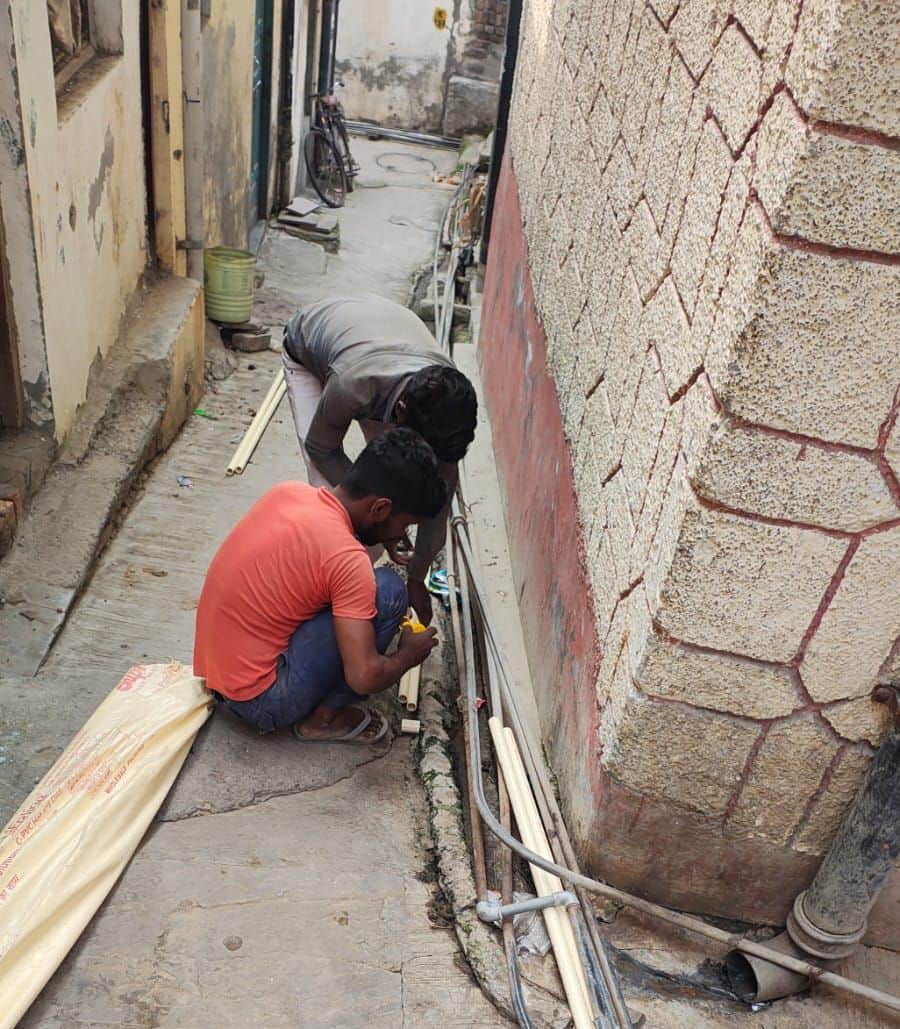 26 रोहतक के किला मोहल्ला में पानी की समस्या दूर करने के लिए काम करते मजदूर। स्रोत : पार्षद