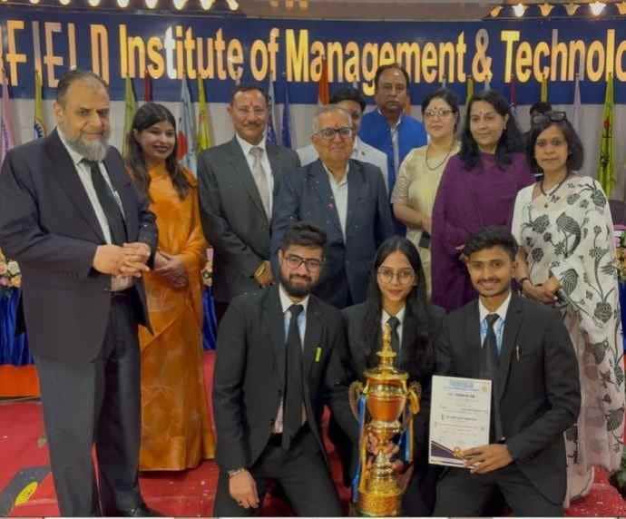 28 मूट काॅर्ट प्रतियोगिता में प्रथम स्थान हासिल करने पर ट्रॉफी के साथ एमडीयू विधि विभाग की विज