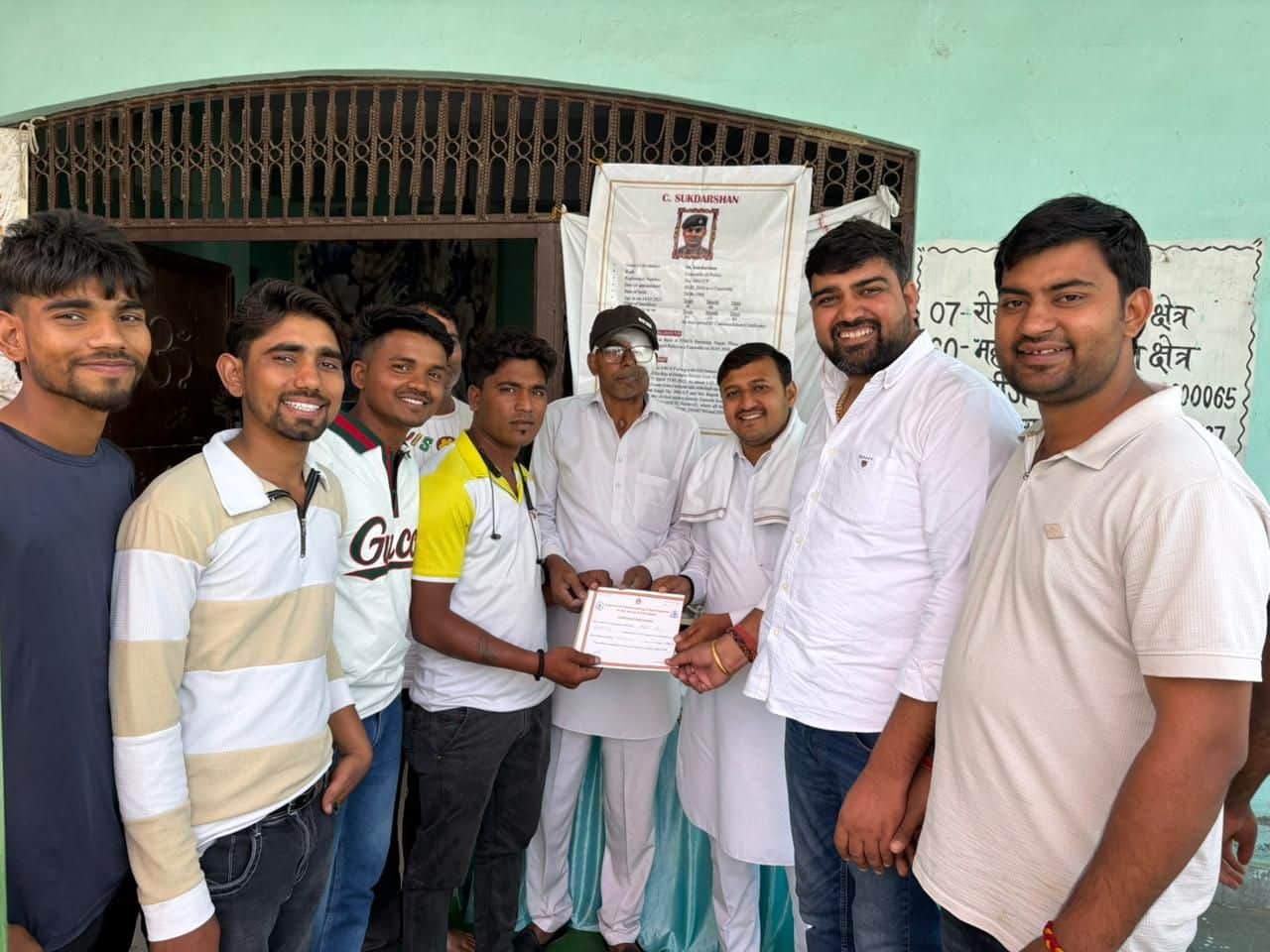 37 : फरमाणा बादशाहपुर गांव में लगाए शिविर में रक्तदाता को प्रमाण पत्र देकर सम्मानित करते वर्तम