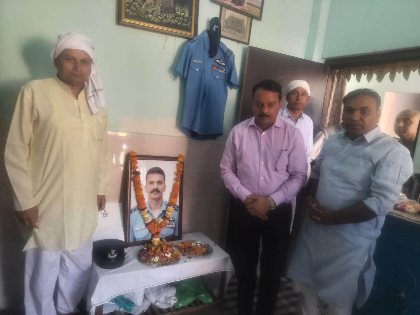 44 गांव ककराना में सीएम के ओएसडी वीरेंद्र सिंह शहीद अनुज शर्मा को नमन करते हुए। स्रोत: प्रशासन