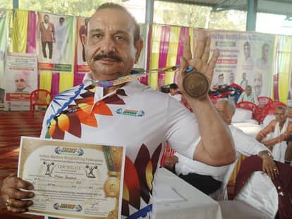 MP NEWS: Sehore’s Mohan Parashar Wins National Gold at 66, Lifts 135 Kg in Masters Weightlifting