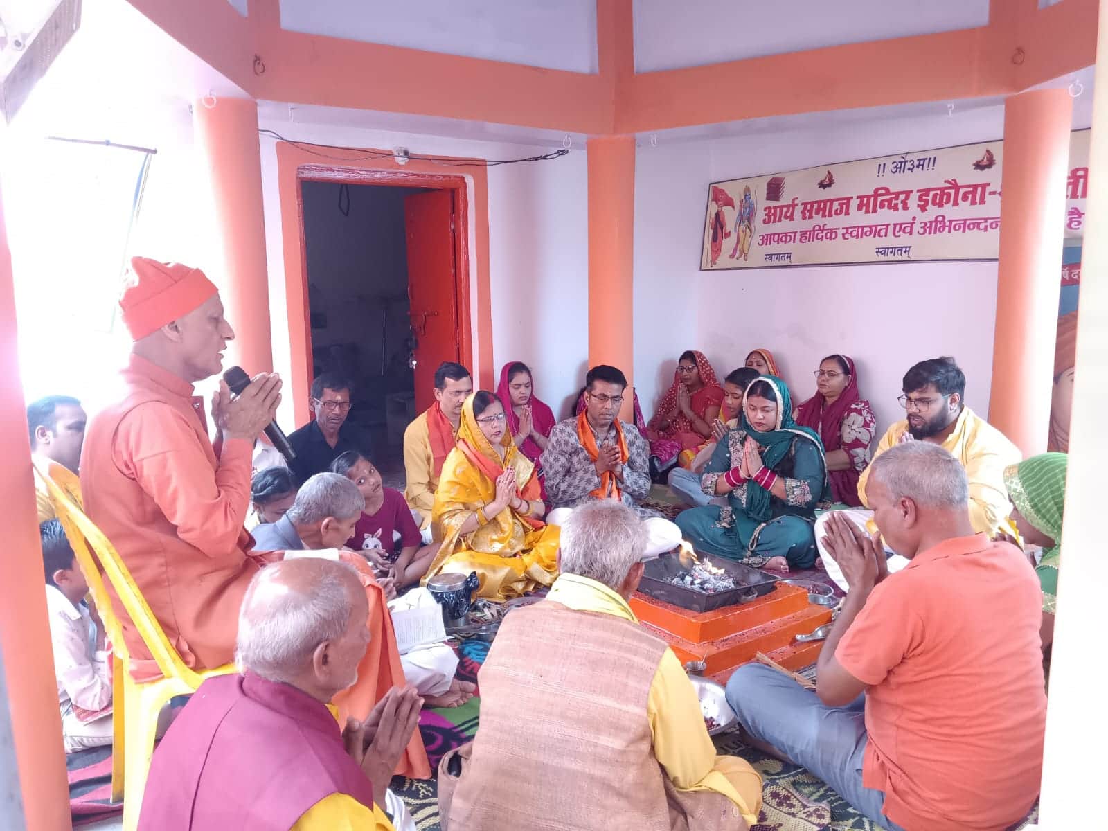 आर्य समाज मंदिर इकौना में सामूहिक हवन पूजन करते लोग