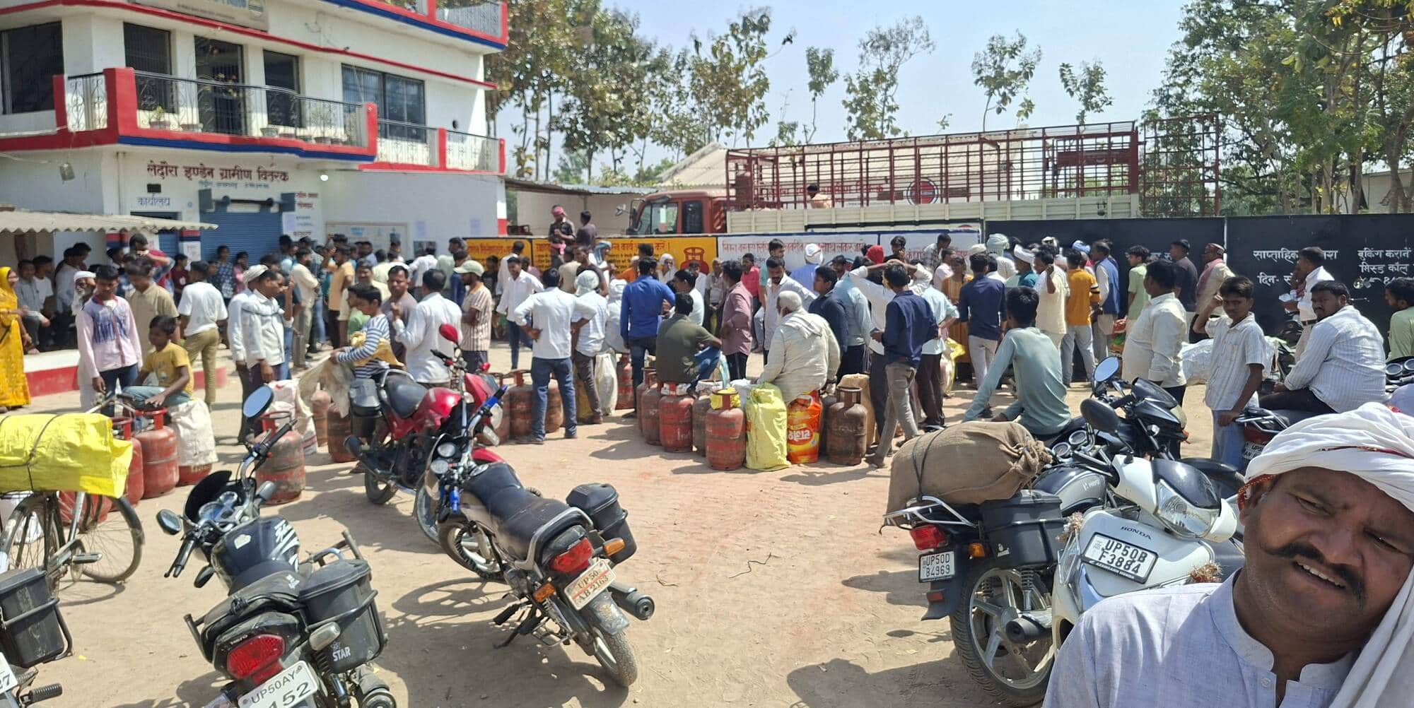 अहरौला के लेदौरा स्थित इंडेयन गैस एजेंसी पर सिलेंडर के लिए लगी उपभोक्ताओं की भीड़। संवाद