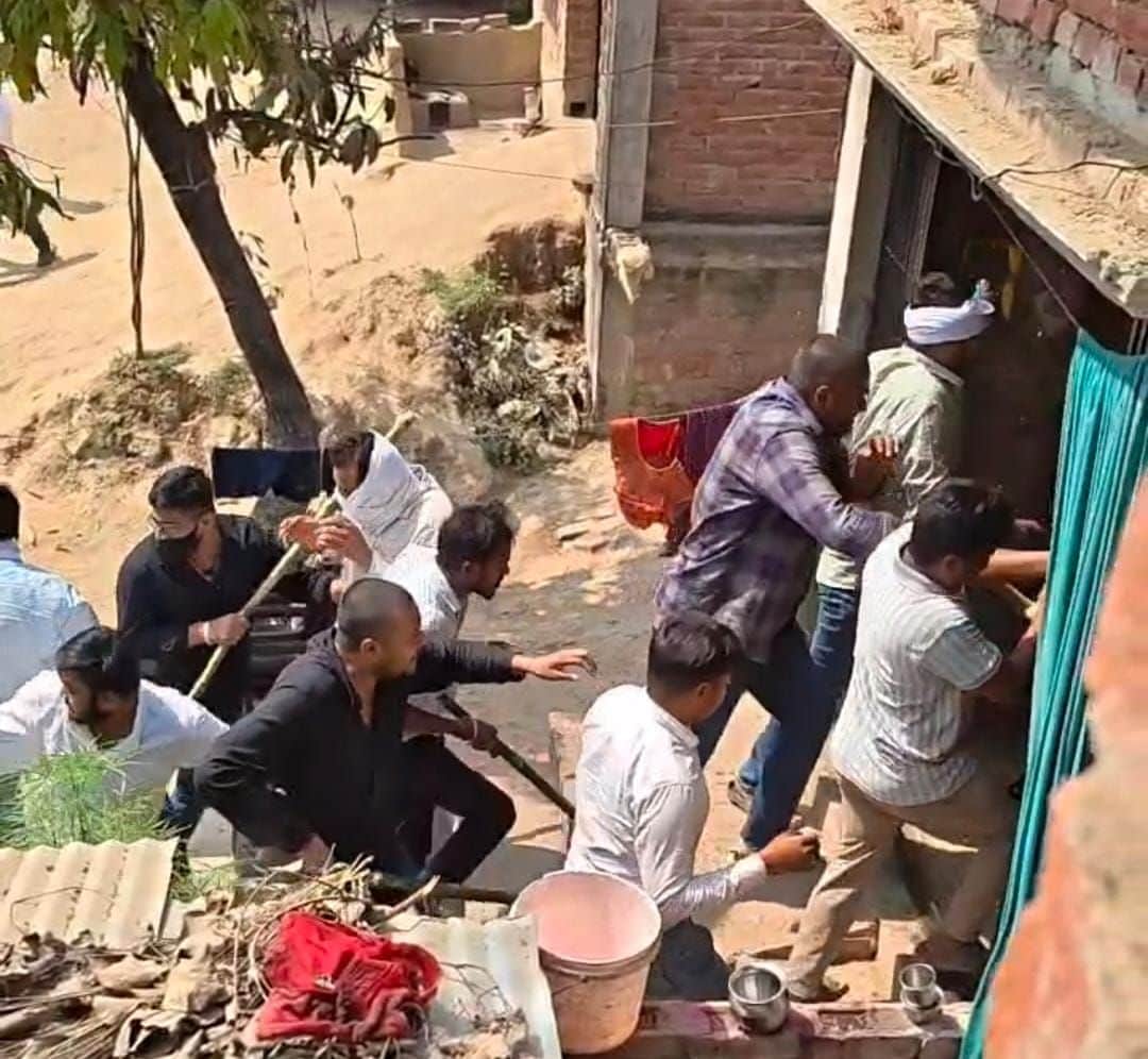  अखंडनगर के कल्याणपुर गांव में हमले में शामिल लोग। स्रोत-सोशल मीडिया