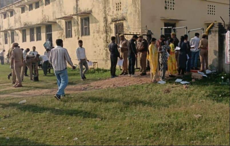 अलक्षेंद्र इंटर कॉलेज में उप निरीक्षक परीक्षा देने आए अभ्यर्थियों की जांच करते कर्मी।   -संवाद