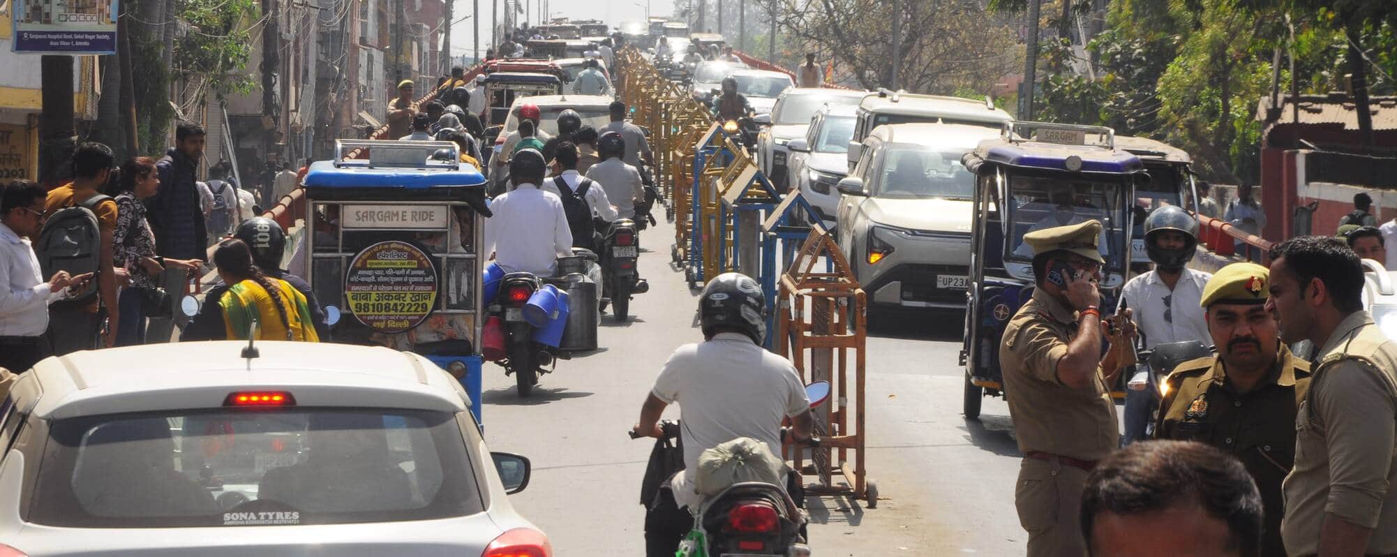 अमरोहा में दरोगा भर्ती परीक्षा छूटने बाद जोया मार्ग स्थित ओवरब्रिज पर लगे जाम में फंसे वाहन। 