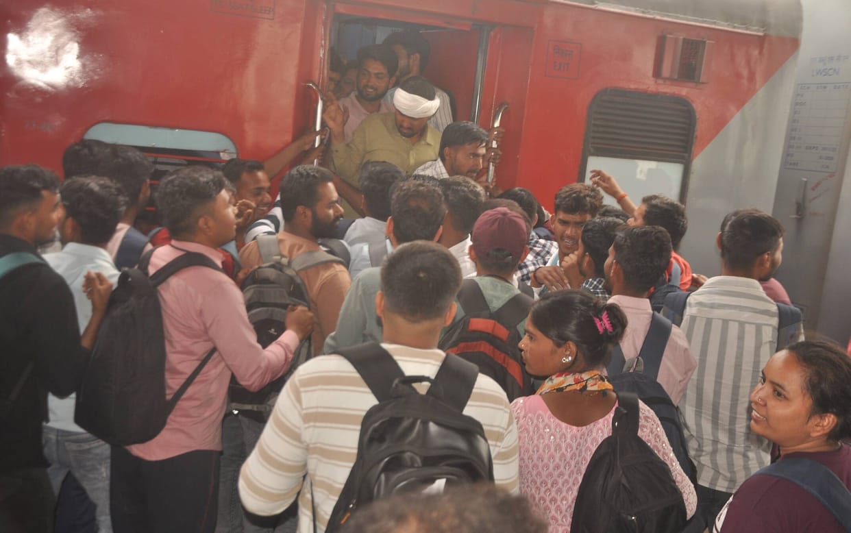 After the sub-inspector recruitment exam, trains and buses were crowded, and there was a scramble for seats.