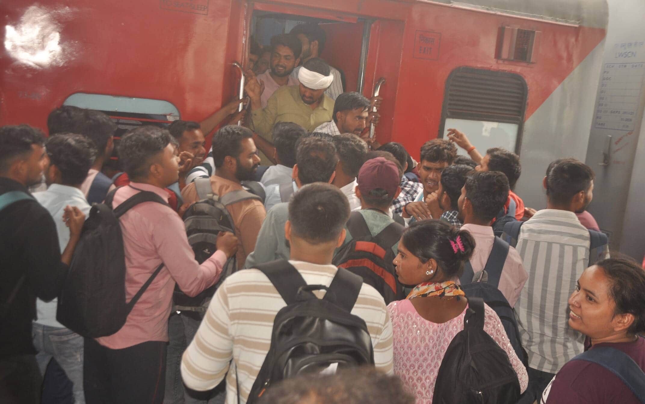 अमरोहा में दरोगा भर्ती परीक्षा छूटने के बाद भीड़ के चलते ट्रेन में पहले सीट पाने को धक्कामुक्की