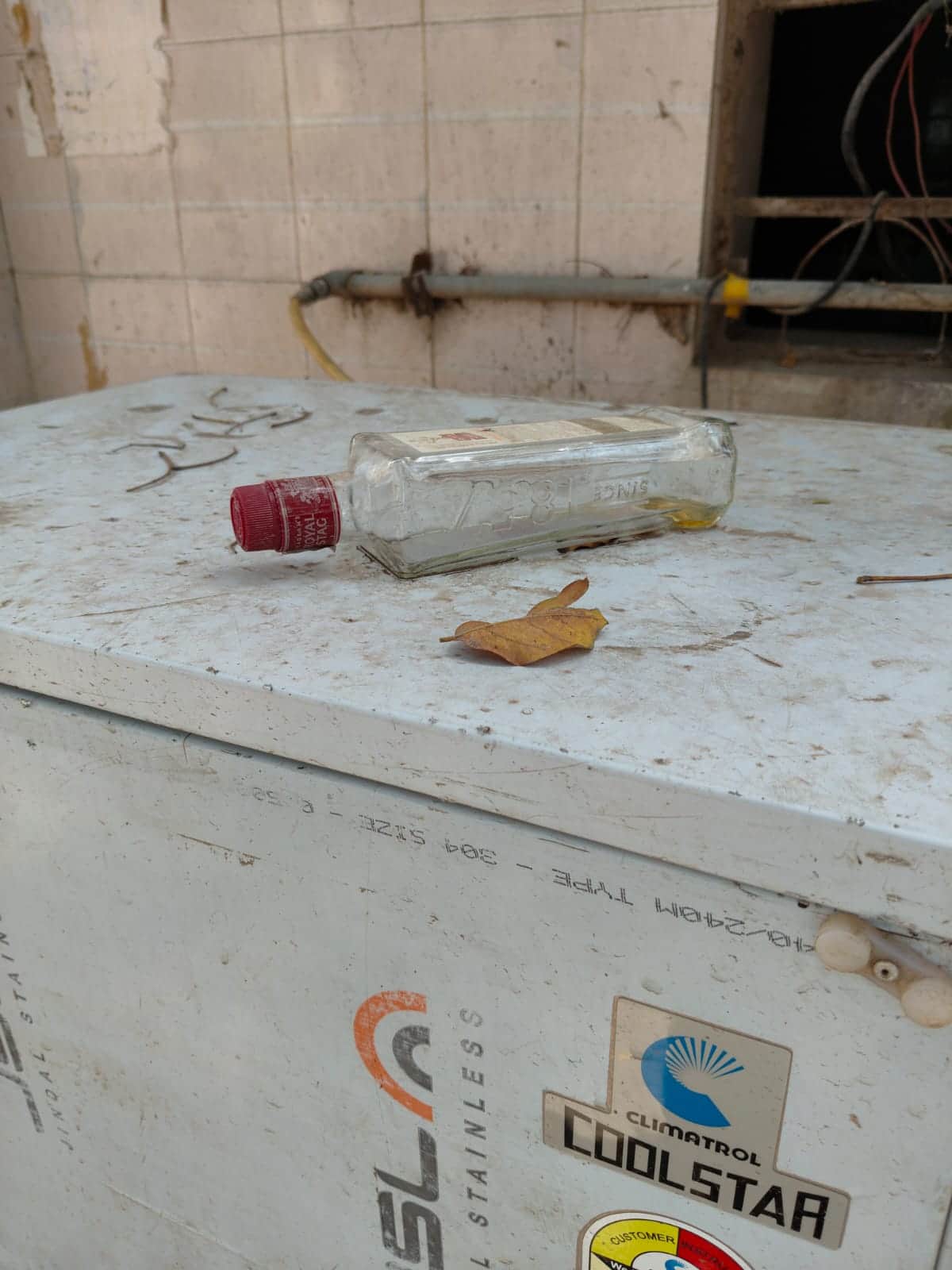 अनाज मंडी में वाटर कूलर के उपर पड़ी शराब की बोतल। संवाद