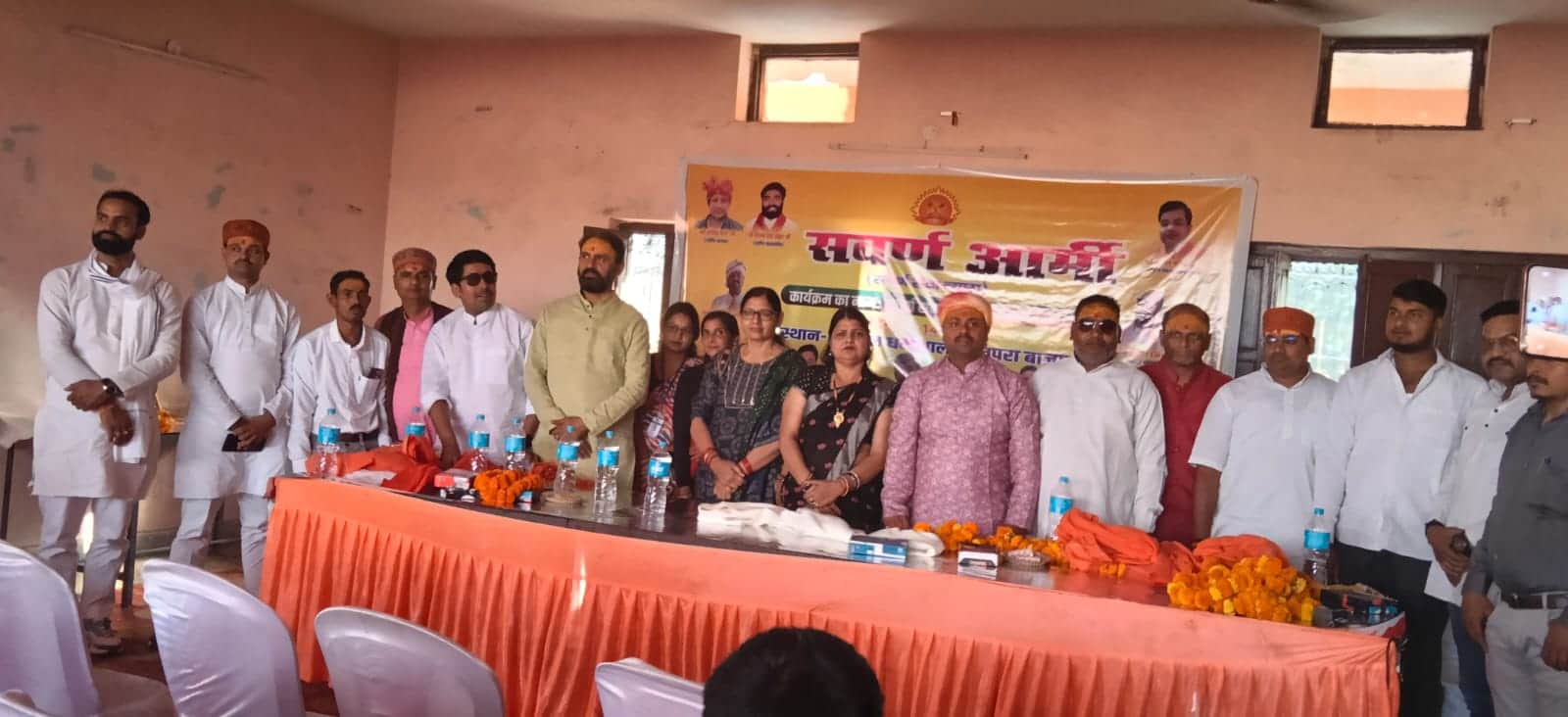 अनपरा में होली मिलन समारोह में उपस्थित स्वर्ण समाज के लोग। स्रोत जागरूक पाठक