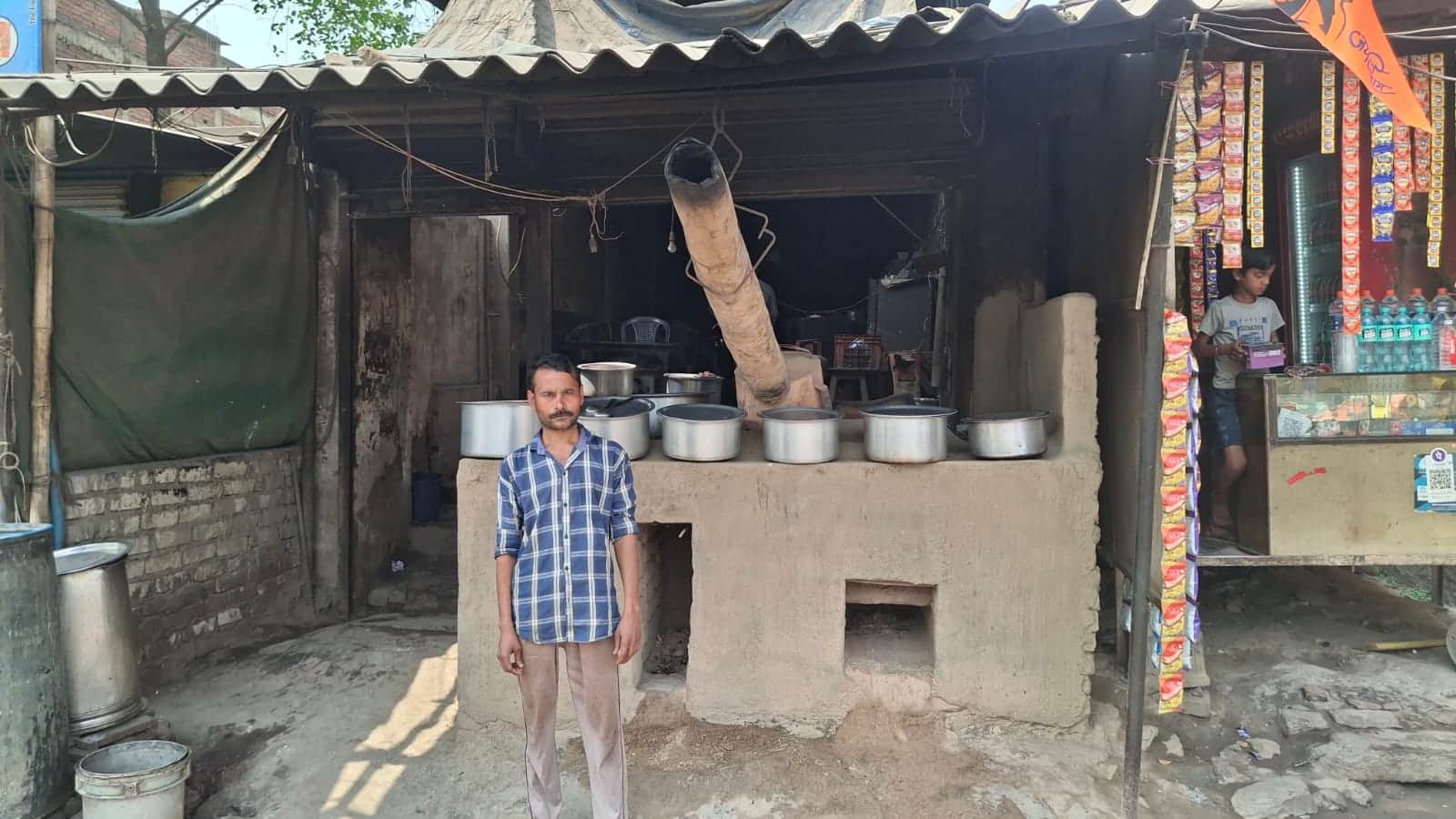 अनपरा स्थित एक दुकान में  गैस सिलेंडर न मिलने पर भट्ठी पर बनाता दुकानदार। संवाद