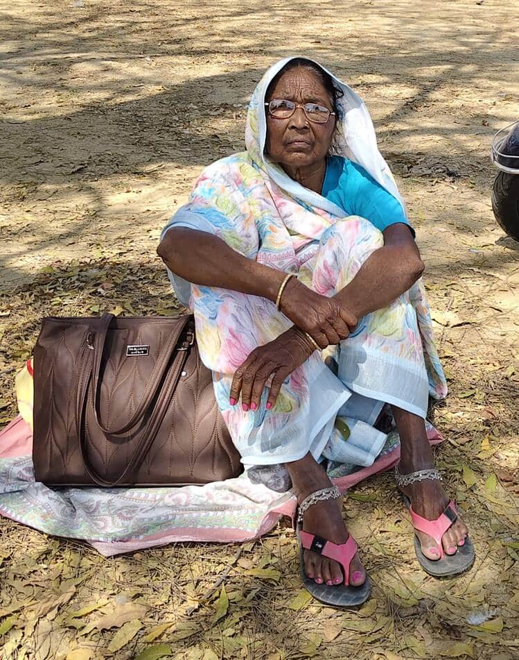 अपनी बिटिया सुषमा को मैगलगंज से परीक्षा दिलाने आईं श्यामा कुमारी।