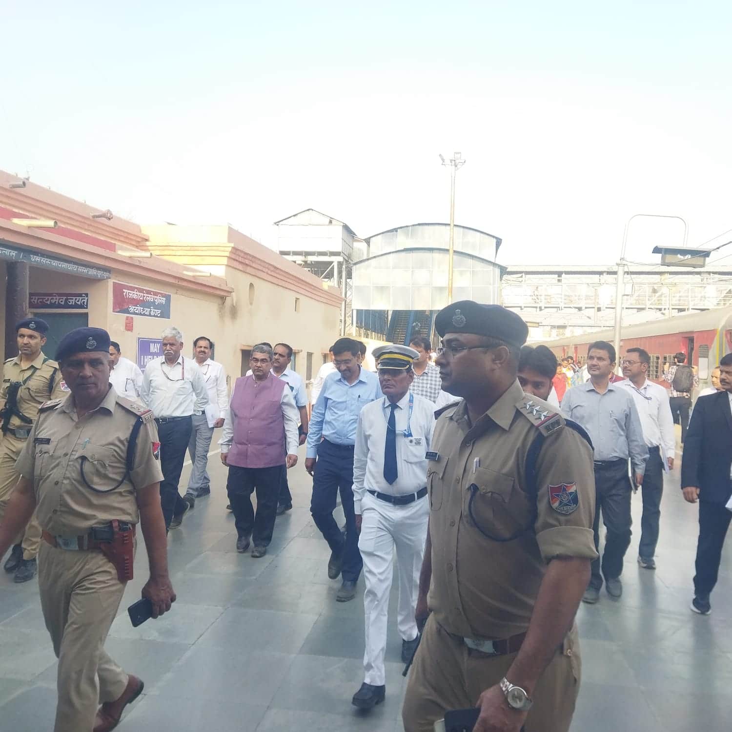 अयोध्या कैंट रेलवे स्टेशन का निरीक्षण करते महाप्रबंधक।