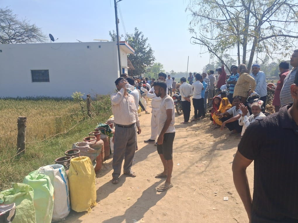 Consumers queue up for cylinders in the scorching sun