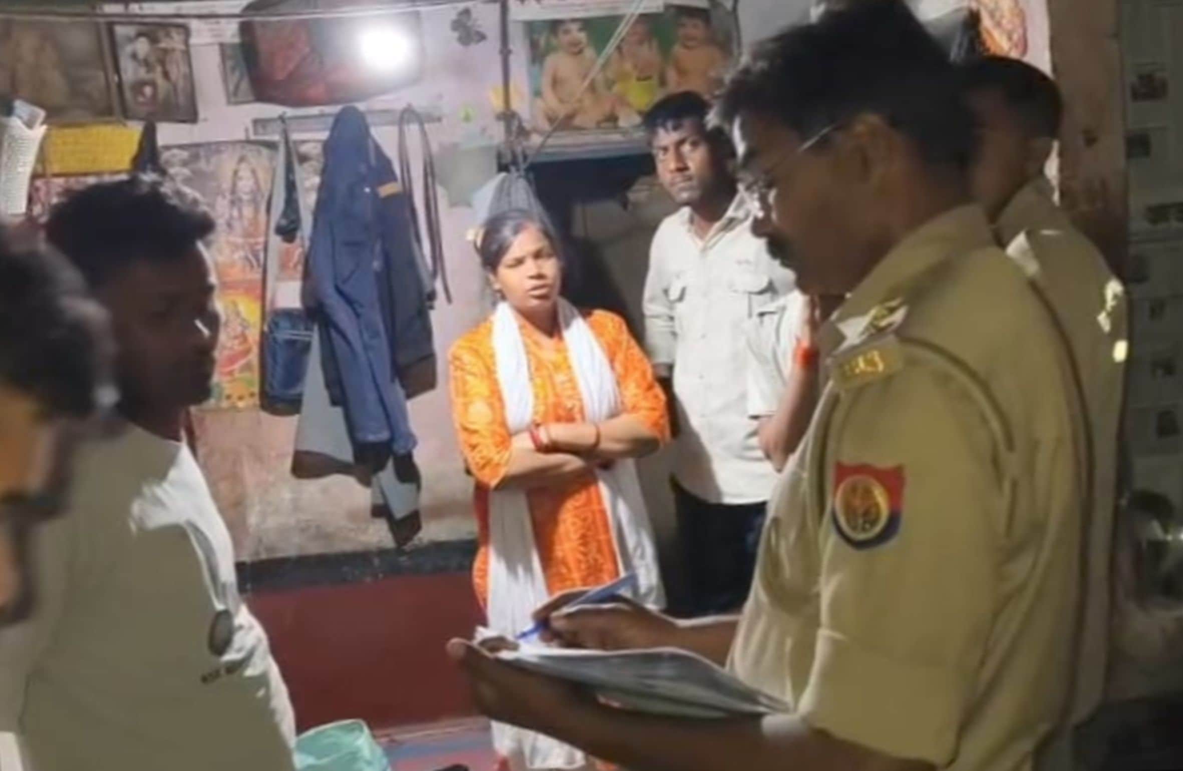 बछरावां थाना क्षेत्र के कुंदनगंज गांव में चोरी की घटना के बाद जांच करती पुलिस। 