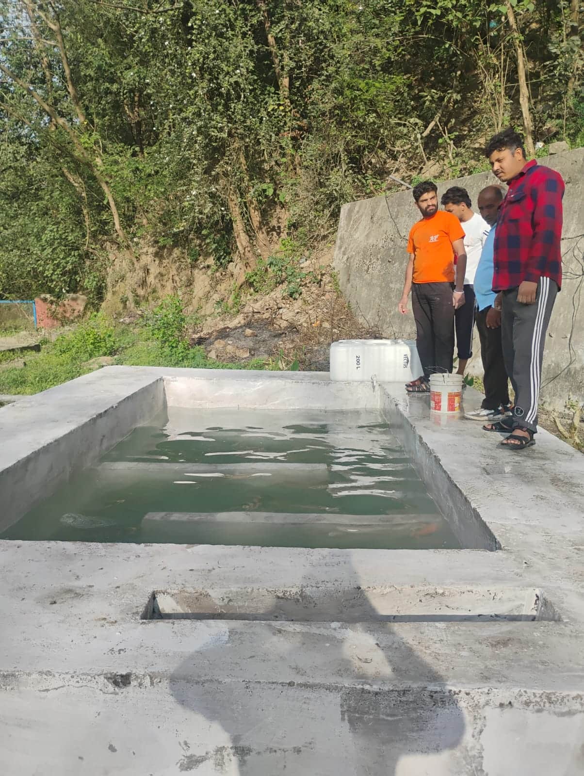 बडू-मोहिं पेयजल योजना के स्त्रोत की जांच करते जलशक्ति विभाग के अधिकारी। स्रोत : जलशक्ति विभाग