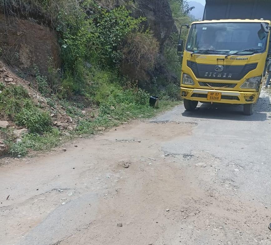 The road from Bagipul to Baga Sarahan is full of potholes