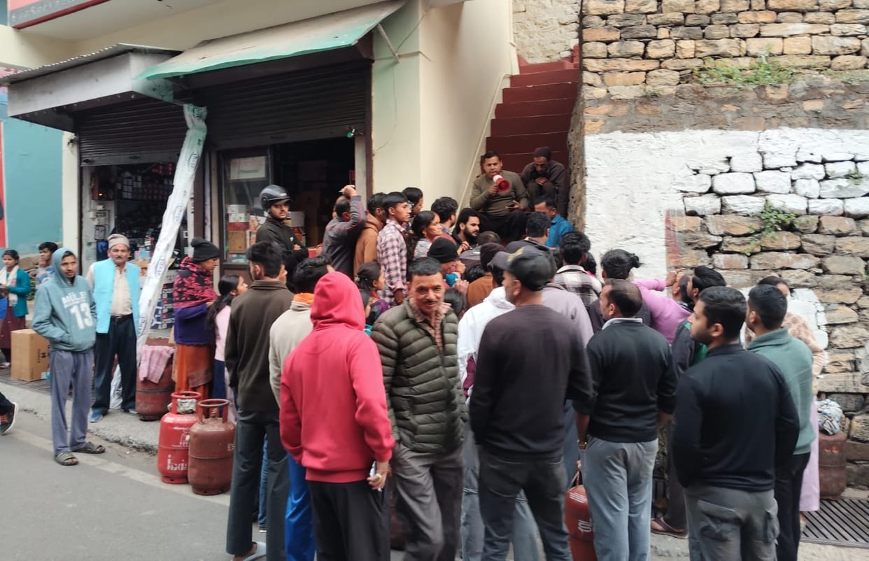 Crowds gathered on Mall Road for gas cylinders