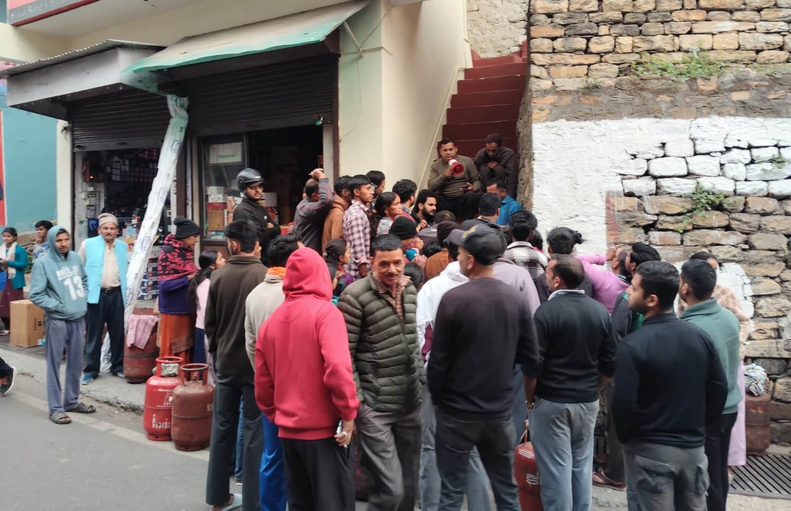 बागेश्वर के माल रोड में सिलिंडर रिफिल करवाने के लिए लगी लोगों की भीड़। संवाद