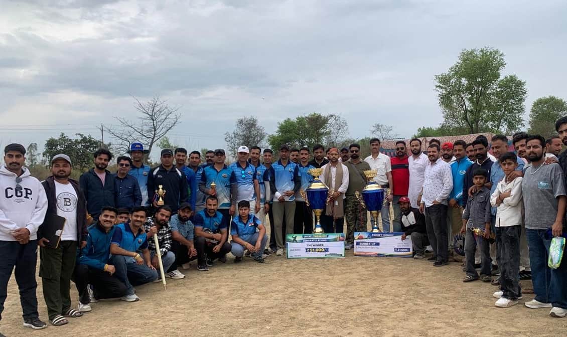 भोगरवां क्रिकेट प्रतियोगिता की विजेता और उपविजेता टीमों के खिलाड़ी एक साथ। -स्रोत : आयोजक