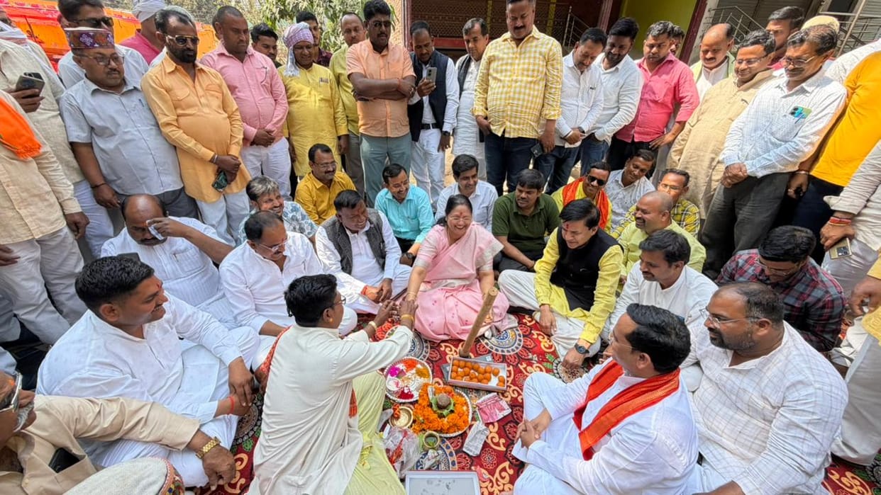 The foundation stone of the Salempur-Pyasi-Nonapar two-lane road was laid, with an expenditure of Rs 17.09 crore.