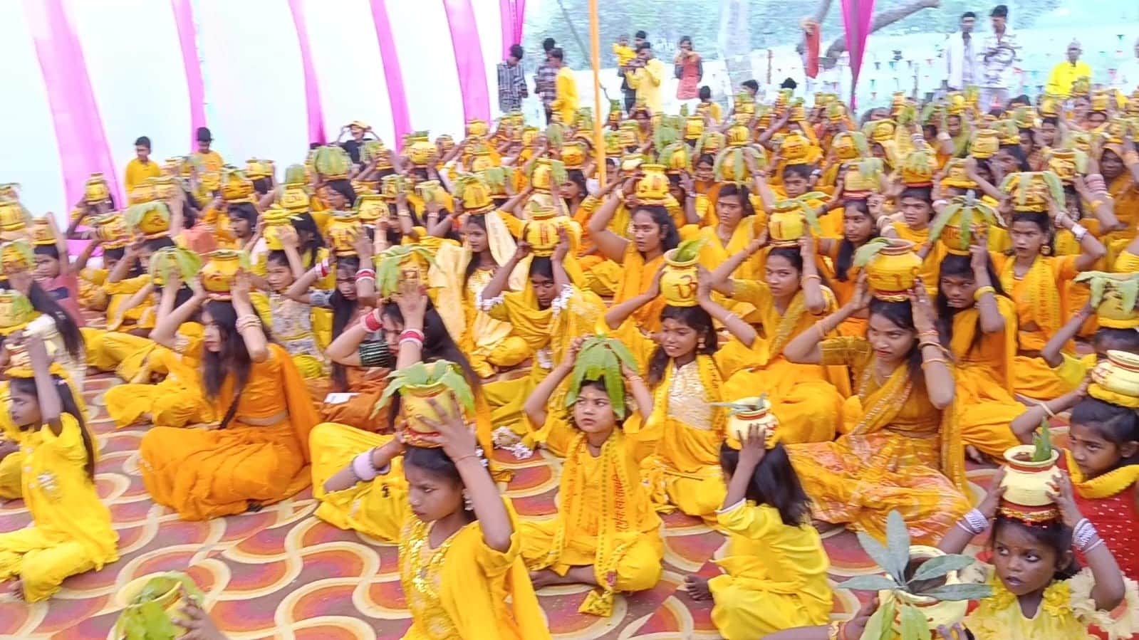 भीमपुरा क्षेत्र के खरऊपुर में नौ कुंडीय गायत्री महायज्ञ के दौरान कलश यात्रा में शामिल बाल कन्या