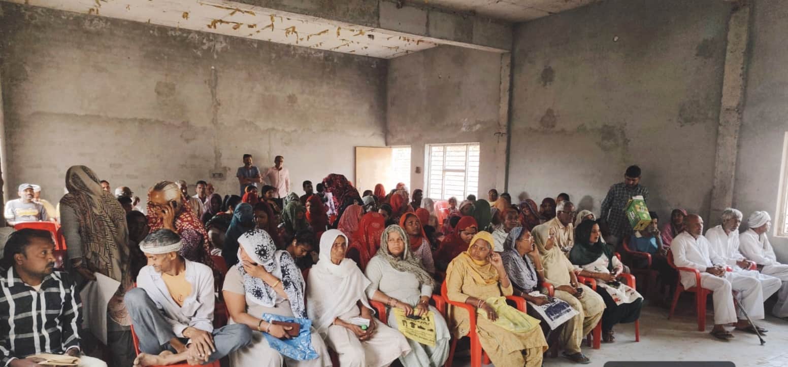 भूना। एरिया सभा के दौरान वार्ड नंबर 9 में लाभार्थियों के दस्तावेजों की जांच करते वार्ड-वाइज एरि