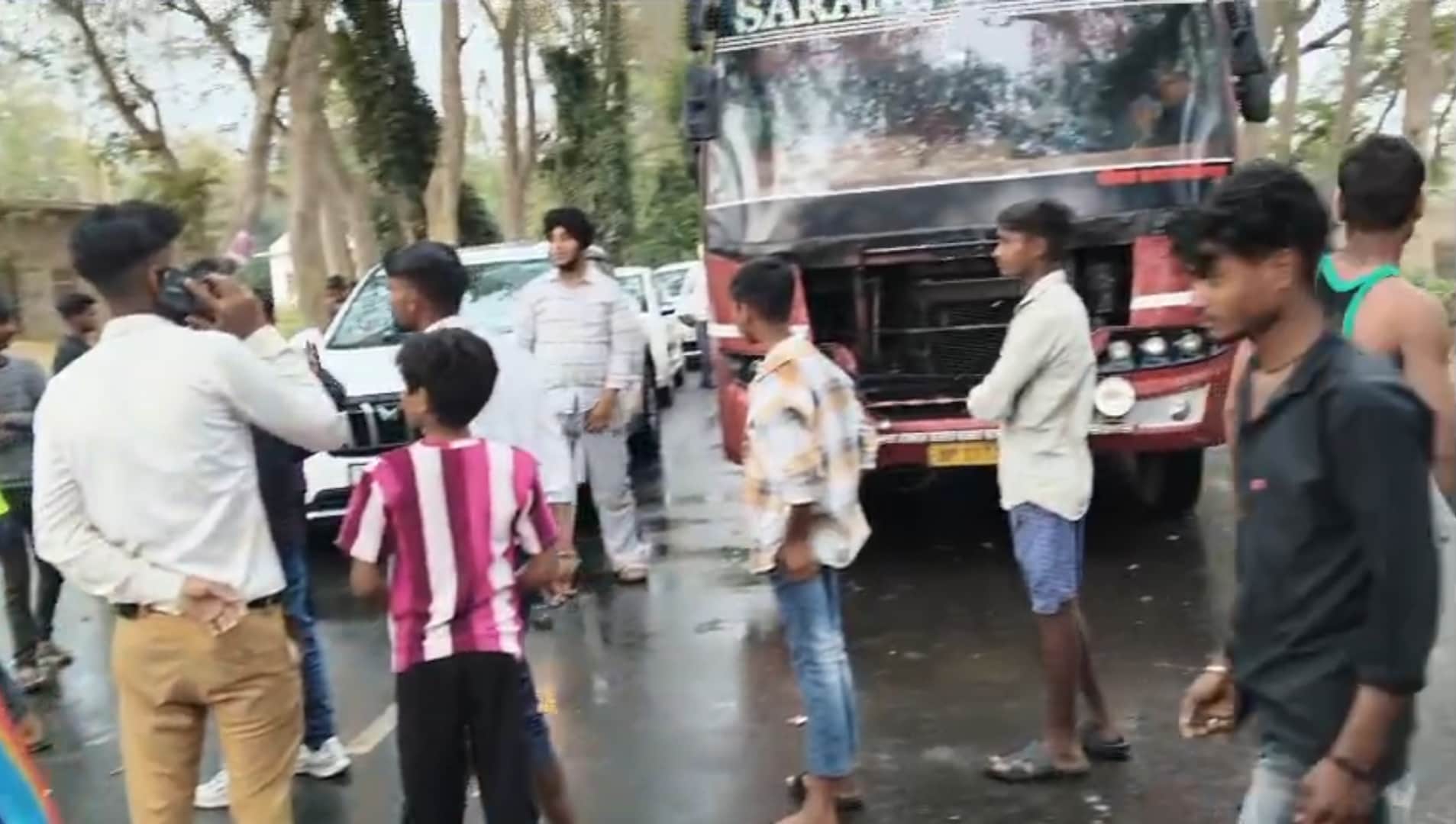 भीरा-पलिया मार्ग जाम करने की कोशिश करते ग्रामीण-स्रोत सोशल मीडिया