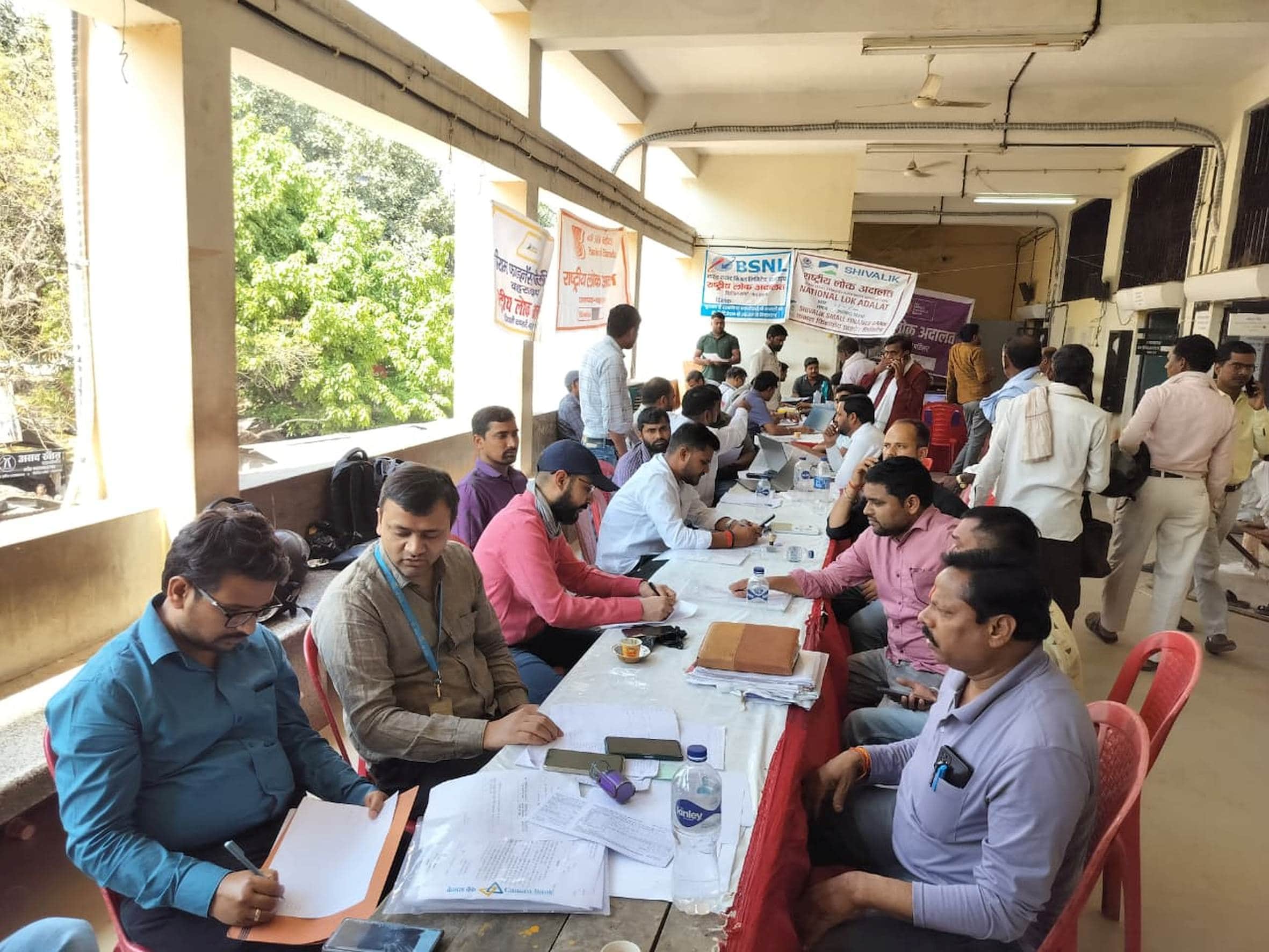 बहराइच के दीवानी कचहरी में राष्ट्रीय लोक अदालत में लगे स्टालों पर मौजूद लोग।     -संवाद