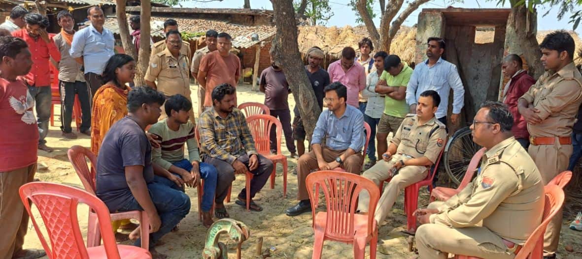 भरखरे में मृतक के परिजनों से बातचीत करते सीओ ऋतिक कपूर व प्रभारी तहसीलदार प्रांजल त्रिपाठी। - स