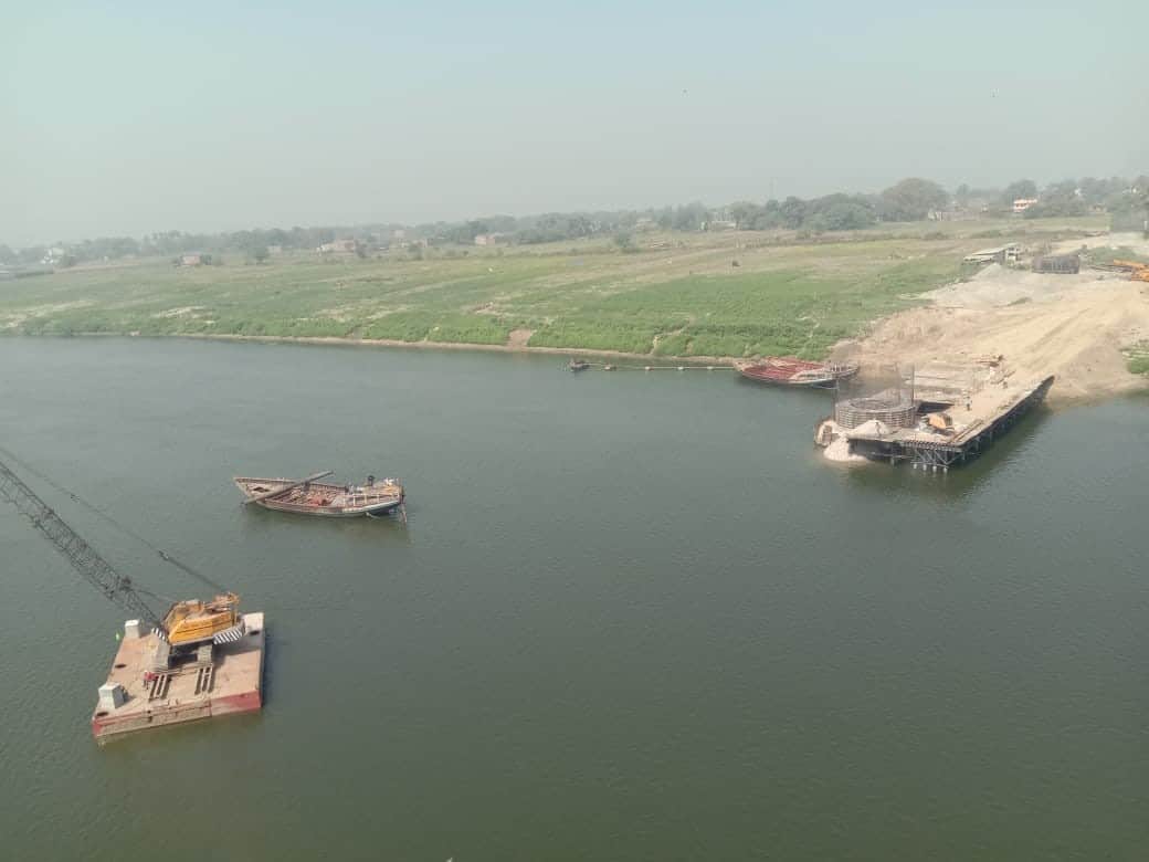 भरौली स्थित गंगा नदी पर चल रहा पुल का निर्माण कार्य।संवाद