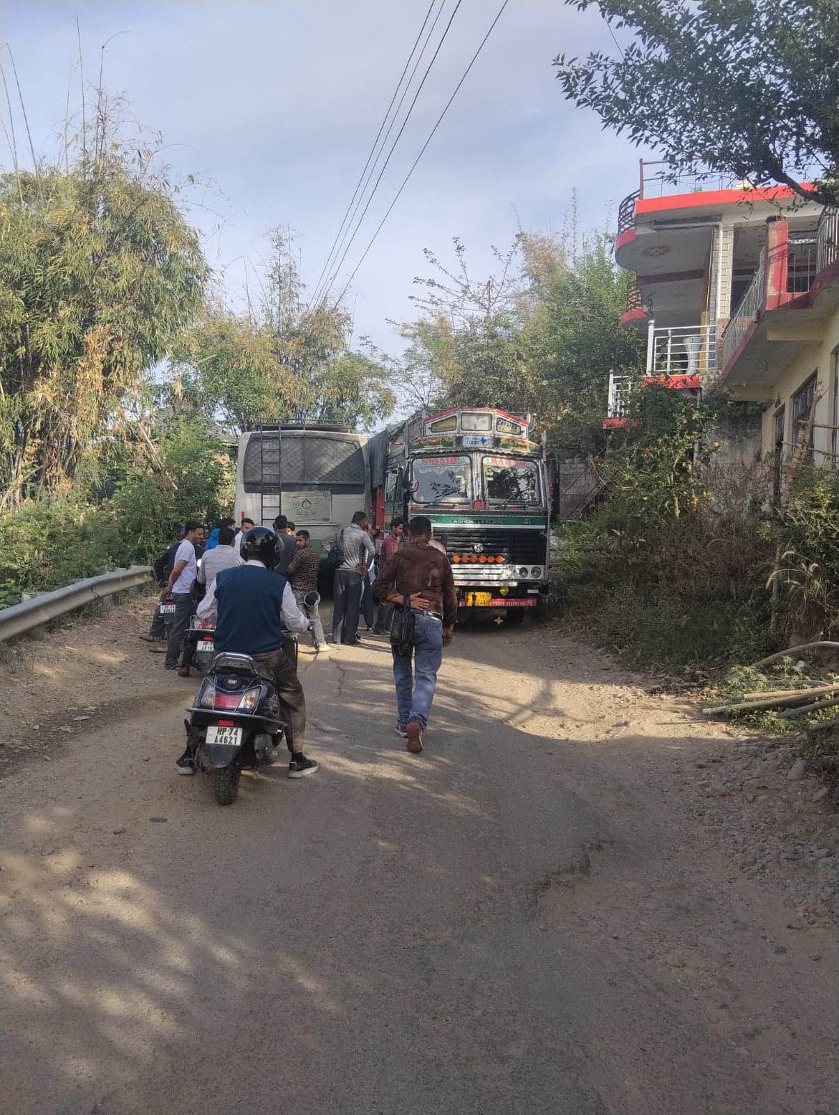 भोटी में पास लेने के दौरान फंसे बस और ट्रक। संवाद