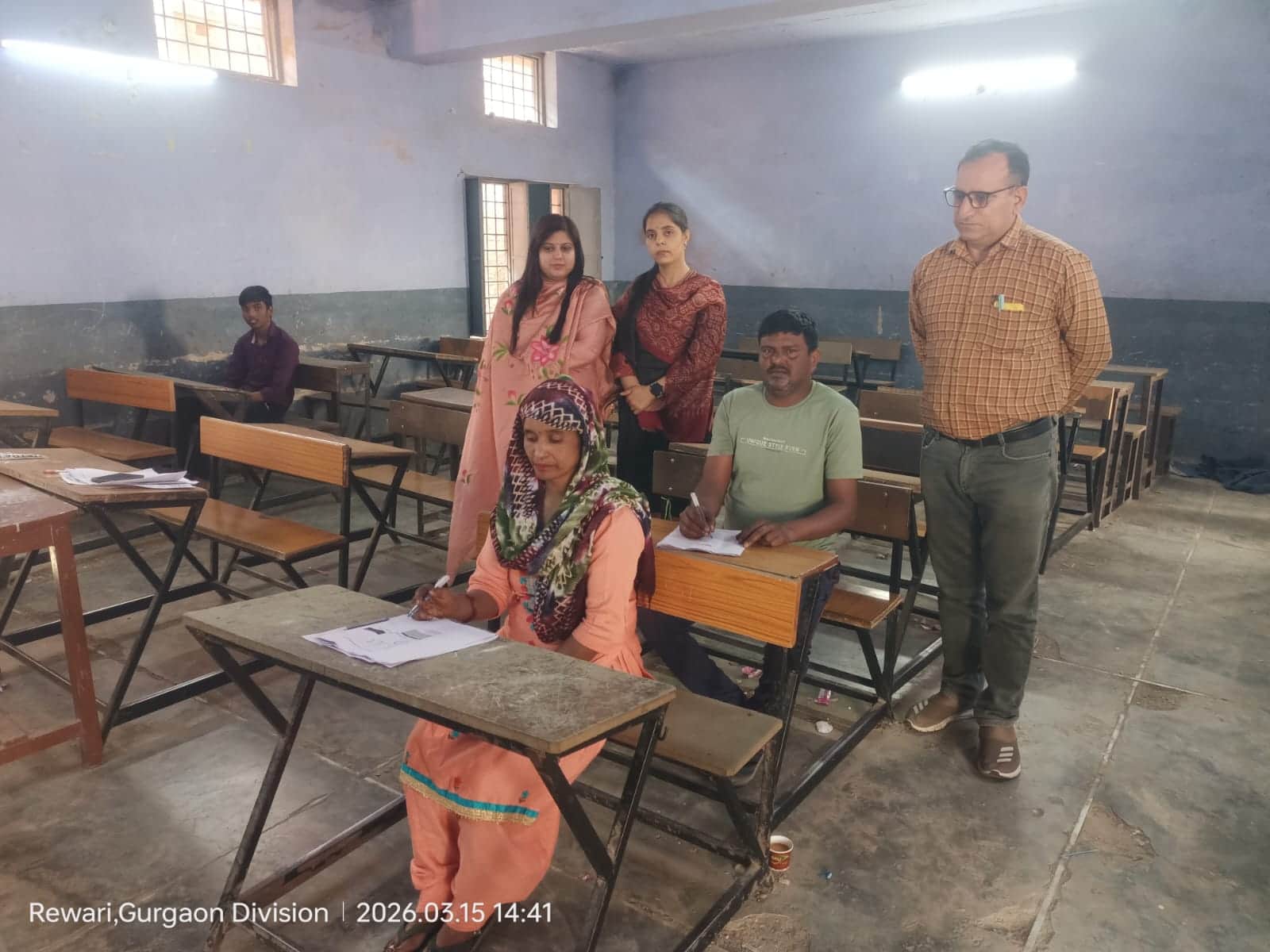 भाड़ावास गेट स्थित स्कूल में परीक्षा देते सोनी और सोमोती, साथ में निगरानी करते शिक्षक। स्रोत : 