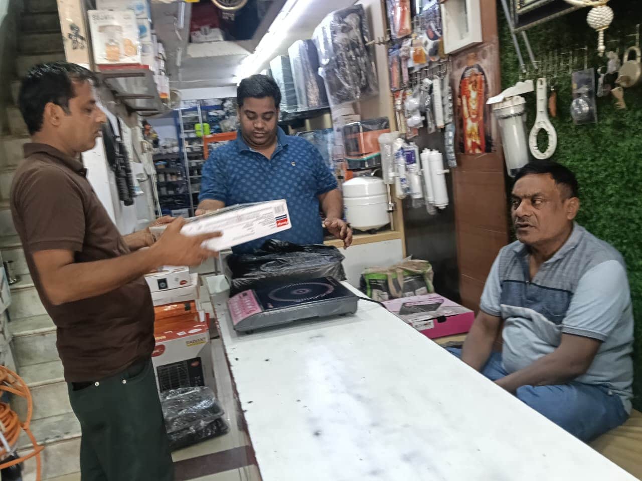 बाजार में इंडक्शन की खरीदारी करते हुए ग्राहक। 