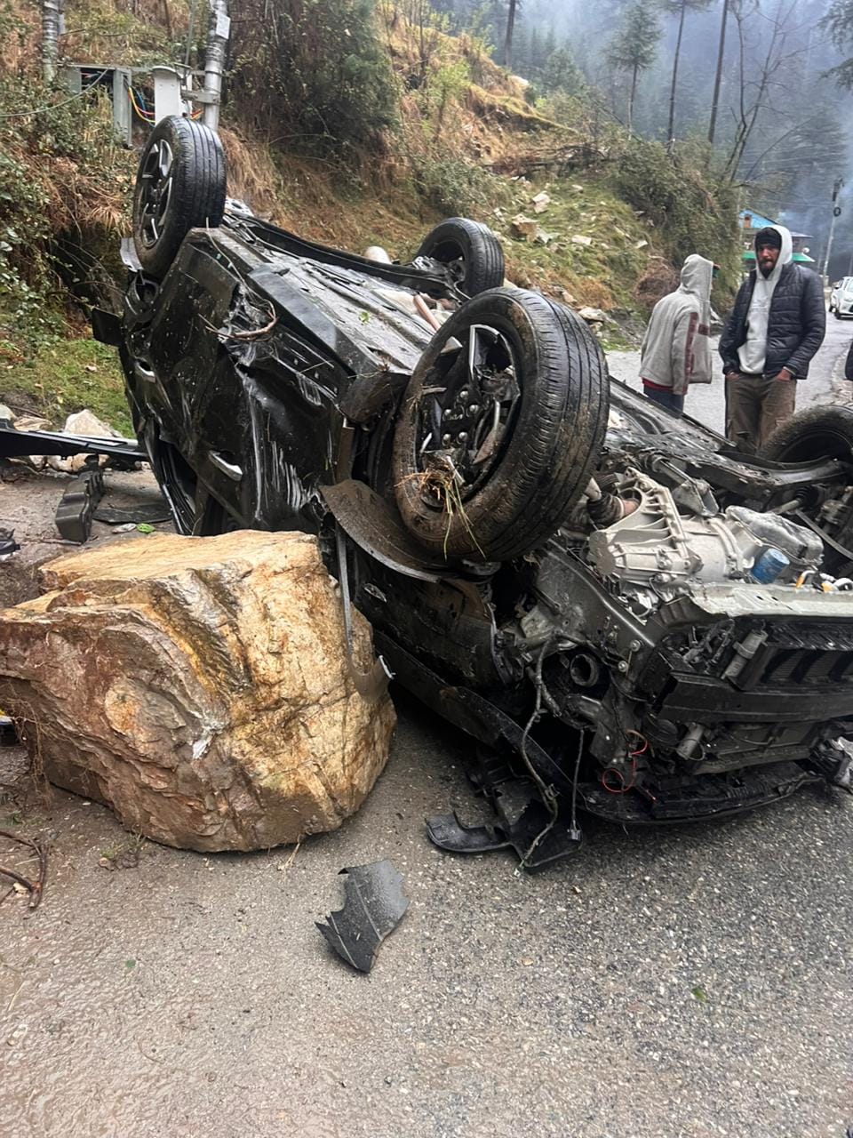 Tourists' car overturns in Jibhi's Rashala, four injured