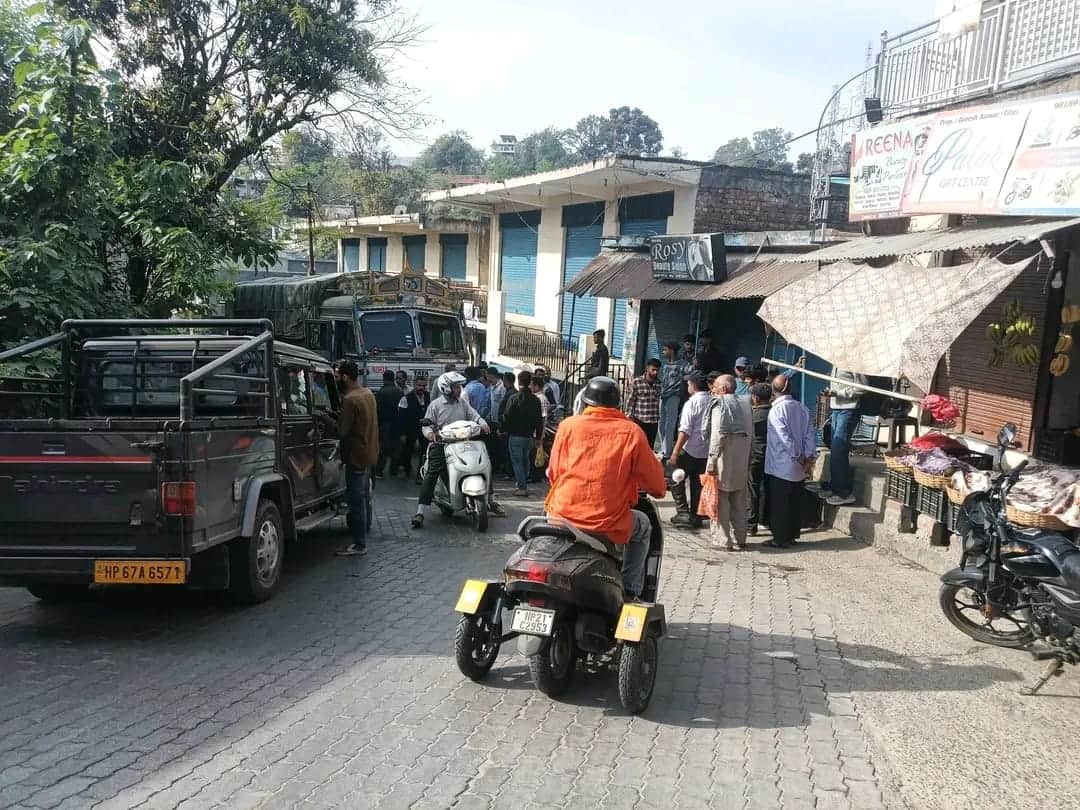 बिझड़ी बाजार में ट्रक व स्कूटी की टक्कर के बाद जमा हुई भीड़। स्रोत जागरूक पाठक